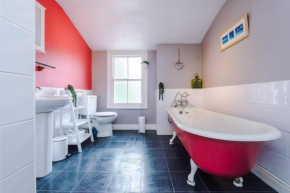 Fresh, new, stylish Chester Town House to sleep 6